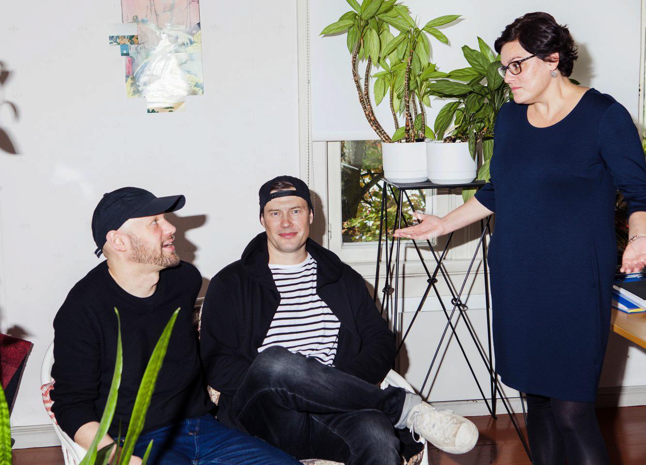 Sanat haltuun -työryhmän jäseniä